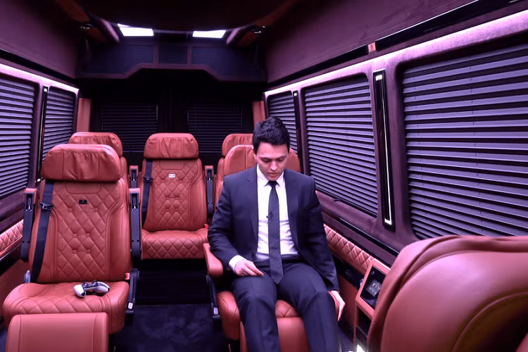 Trong khi những nâng cấp ngoại thất có phần nhẹ nhàng, tình hình nội thất lại trái ngược. Ở khu vực phía trước, thiết kế mặt táp lô vẫn giống như ở một chiếc Sprinter tiêu chuẩn. Tuy nhiên, gần như mọi bề mặt đều được trang trí bằng da màu nâu, từ vô lăng cho đến các tấm ốp cửa.