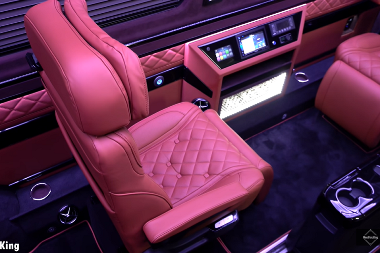 Ở phía sau, chủ đề VIP được thể hiện rõ ràng với 4 chiếc ghế Ottoman tiện nghi và 1 chiếc ghế dài ở hàng thứ 4. Một bảng điều khiển ở bên cạnh sẽ cho phép hành khách điều khiển hệ thống ánh sáng xung quanh và điều hòa nhiệt độ.