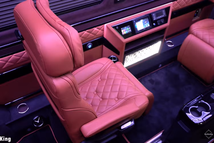 Ở phía sau, chủ đề VIP được thể hiện rõ ràng với 4 chiếc ghế Ottoman tiện nghi và 1 chiếc ghế dài ở hàng thứ 4. Một bảng điều khiển ở bên cạnh sẽ cho phép hành khách điều khiển hệ thống ánh sáng xung quanh và điều hòa nhiệt độ.