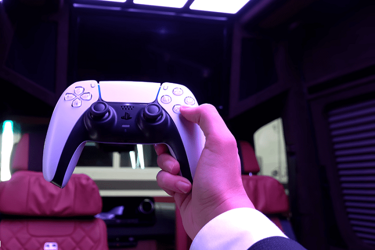 Ngoài ra, cabin bây giờ còn có một tủ lạnh và một bàn sạc không dây khá lớn, kiêm vai trò chỗ tựa tay phía trước. Sàn xe cũng nhận được những tấm thảm đẹp mắt, càng làm tăng thêm vẻ sang trọng.