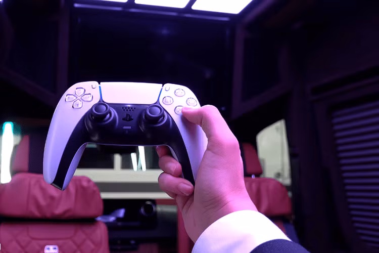 Ngoài ra, cabin bây giờ còn có một tủ lạnh và một bàn sạc không dây khá lớn, kiêm vai trò chỗ tựa tay phía trước. Sàn xe cũng nhận được những tấm thảm đẹp mắt, càng làm tăng thêm vẻ sang trọng.