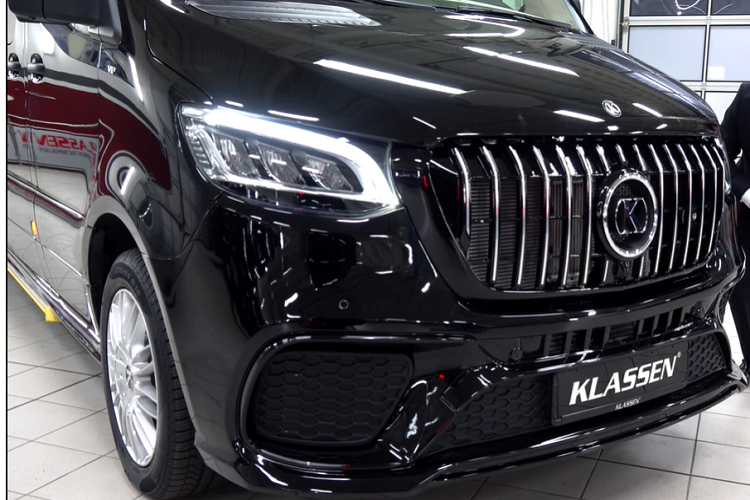 Đối với những thiết bị điện tử, Klassen Sprinter có TV treo trên trần xe. Trong khi lắp đặt TV là một việc phổ biến trong những chiếc xe van sang trọng, công ty độ xe đã chu đáo kết nối TV với hệ thống Apple TV.