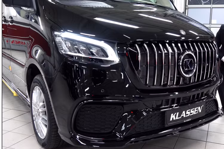 Đối với những thiết bị điện tử, Klassen Sprinter có TV treo trên trần xe. Trong khi lắp đặt TV là một việc phổ biến trong những chiếc xe van sang trọng, công ty độ xe đã chu đáo kết nối TV với hệ thống Apple TV.