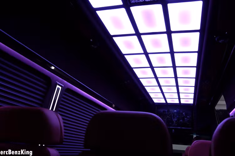 Điều đó làm cho chiếc xe van này đắt hơn một chiếc Mercedes-Maybach S580 bao gồm tương đối tùy chọn. Tuy nhiên, lắp đặt một máy PS5, một quầy bar mini, và một TV màn hình rộng vào một chiếc sedan cao cấp là một việc khó thực hiện, hơn nữa không gian nội thất của một chiếc xe van Klassen Mercedes Sprinter VIP đương nhiên là rộng rãi thoải mái hơn.