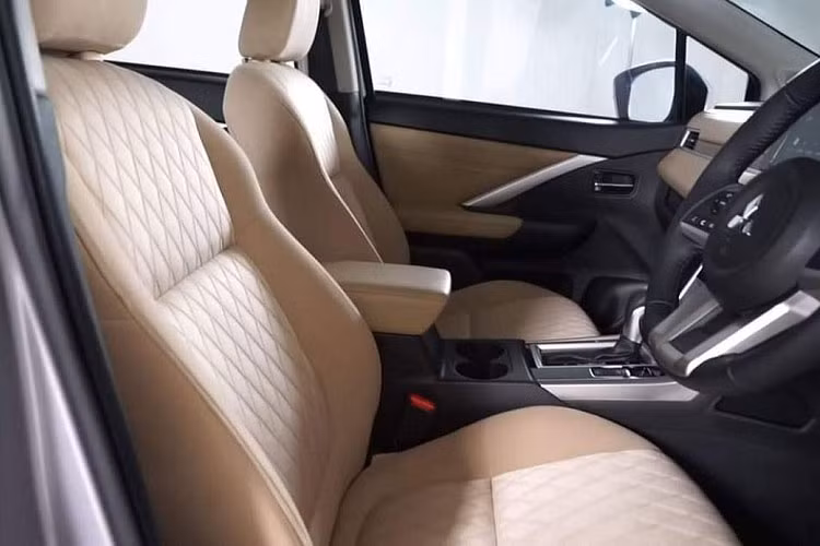 Về động cơ và hệ truyền động, hộp số của Xpander 2022 đã chuyển sang sử dụng hộp số tự động biến thiên vô cấp (CVT) thay thế cho hộp số tự động 4 cấp (4AT) cũ. Tuy nhiên, xe vẫn sử dụng động cơ xăng 4cyl thẳng hàng, dung tích 1.5L (N/A), công suất có thể sẽ duy trì ở mức 102 mã lực và mô-men xoắn cực đại 141Nm như cũ.