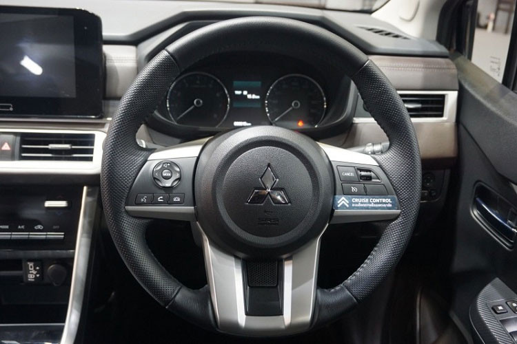 Cụm điều khiển hệ thống điều hoà sử dụng 3 núm xoay cũ đã được loại bỏ, thay vào đó là 2 nút điều chỉnh mức gió và nhiệt độ mới dạng lẫy được mạ crôm, trông hiện đại hơn trước. Tất cả những thay đổi này hứa hẹn sẽ giúp Xpander tăng sức cạnh tranh hơn trong phân khúc.