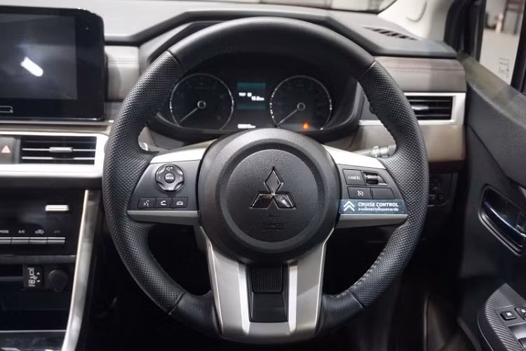 Cụm điều khiển hệ thống điều hoà sử dụng 3 núm xoay cũ đã được loại bỏ, thay vào đó là 2 nút điều chỉnh mức gió và nhiệt độ mới dạng lẫy được mạ crôm, trông hiện đại hơn trước. Tất cả những thay đổi này hứa hẹn sẽ giúp Xpander tăng sức cạnh tranh hơn trong phân khúc.