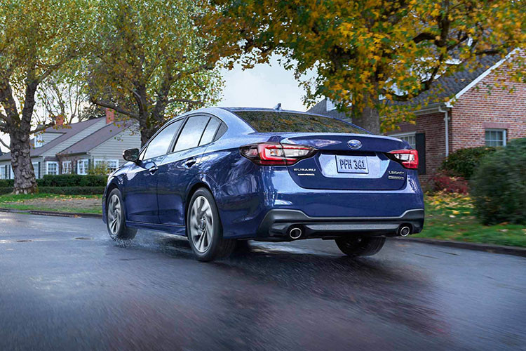 Cụ thể, xe được bổ sung lưới tản nhiệt mới lớn hơn trước với nẹp nằm ngang kéo dài sang hai bên, đến tận đèn pha. Bên cạnh đó là cụm đèn pha LED mới, cản trước hầm hố hơn, tích hợp hốc gió trung tâm rộng và viền hình chữ "C" màu đen, bao quanh hốc đèn sương mù.