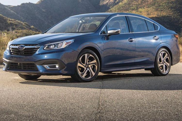 Nếu muốn nổi bật hơn, khách hàng Mỹ có thể chọn Subaru Legacy 2023 bản Sport với điểm nhấn màu đỏ trên lưới tản nhiệt, ốp gương ngoại thất và cánh gió sau màu xám đậm. Ngoài ra, Subaru Legacy Sport 2023 còn được trang bị bộ vành hợp kim 18 inch màu ghi xám, đèn sương mù LED, cửa sổ trời và hệ thống treo thể thao.