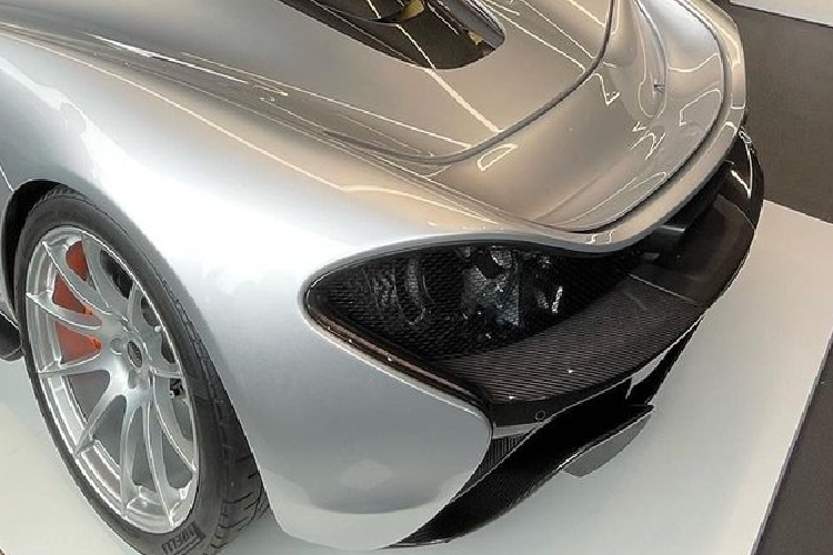 Chi tiết này tốn hơn 1 tỷ đồng nếu ai đó có ý định độ cho xe McLaren 720S nhưng ở McLaren P1 hay Senna nó là dạng tiêu chuẩn, bắt buộc cần phải có để giúp động cơ xe tản nhiệt nhanh nhất có thể. Việc bỏ đi ống dẫn làm mát chính cho động cơ V8 tăng áp kép của xe McLaren P1 đã khiến Lanzante đã phải sửa đổi phần còn lại của thân xe để chuyển hướng không khí vào động cơ tốt nhất.