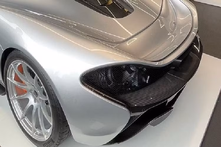 Chi tiết này tốn hơn 1 tỷ đồng nếu ai đó có ý định độ cho xe McLaren 720S nhưng ở McLaren P1 hay Senna nó là dạng tiêu chuẩn, bắt buộc cần phải có để giúp động cơ xe tản nhiệt nhanh nhất có thể. Việc bỏ đi ống dẫn làm mát chính cho động cơ V8 tăng áp kép của xe McLaren P1 đã khiến Lanzante đã phải sửa đổi phần còn lại của thân xe để chuyển hướng không khí vào động cơ tốt nhất.