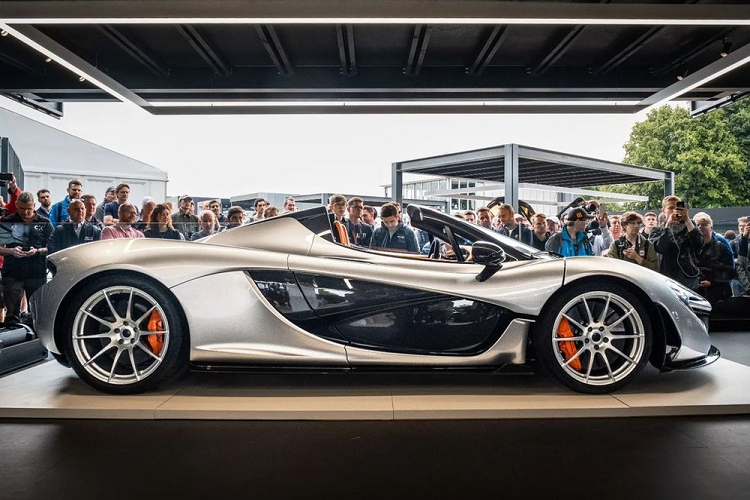 McLaren P1 Spider của Lanzante vẫn sở hữu động cơ V8, dung tích 3,8 lít, tăng áp kép, sản sinh công suất tối đa 727 mã lực và mô-men xoắn cực đại 719 Nm. Bên cạnh đó, siêu xe triệu đô còn được trang bị thêm mô-tơ điện với công suất tối đa 176 mã lực và mô-men xoắn cực đại 260 Nm. Như vậy, McLaren P1 Spider có tổng công suất 903 mã lực và mô-men xoắn cực đại 979 Nm.