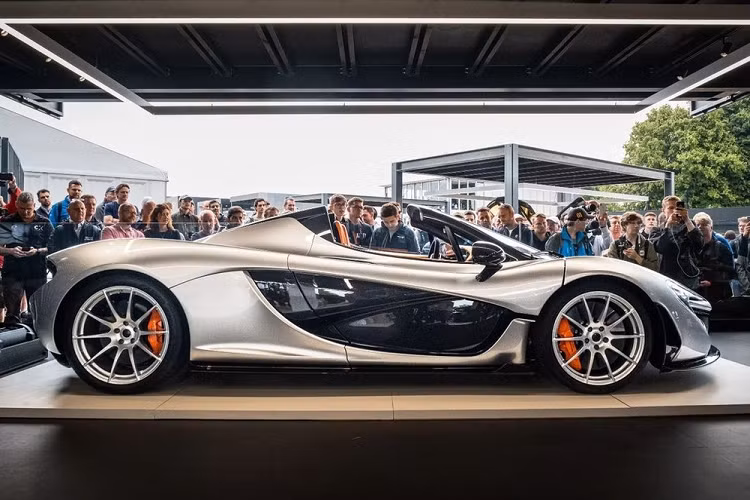 McLaren P1 Spider của Lanzante vẫn sở hữu động cơ V8, dung tích 3,8 lít, tăng áp kép, sản sinh công suất tối đa 727 mã lực và mô-men xoắn cực đại 719 Nm. Bên cạnh đó, siêu xe triệu đô còn được trang bị thêm mô-tơ điện với công suất tối đa 176 mã lực và mô-men xoắn cực đại 260 Nm. Như vậy, McLaren P1 Spider có tổng công suất 903 mã lực và mô-men xoắn cực đại 979 Nm.