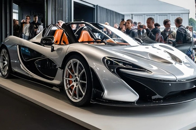 Siêu phẩm McLaren P1 Spider dù đã ra mắt hơn 9 năm nhưng đây là lần đầu tiên giới mê xe thế giới mới được nhìn thấy cận cảnh một siêu phẩm McLaren P1 mui trần bằng xương bằng thịt ngoài đời thực.