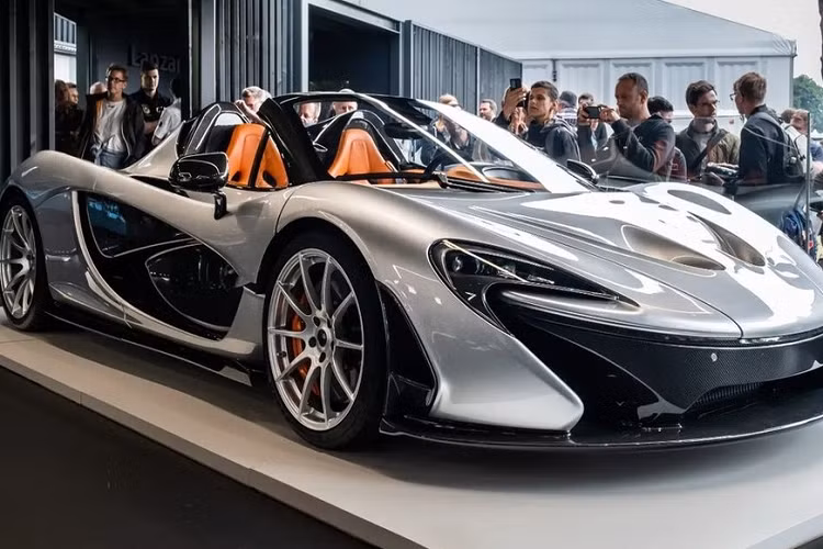 Siêu phẩm McLaren P1 Spider dù đã ra mắt hơn 9 năm nhưng đây là lần đầu tiên giới mê xe thế giới mới được nhìn thấy cận cảnh một siêu phẩm McLaren P1 mui trần bằng xương bằng thịt ngoài đời thực.