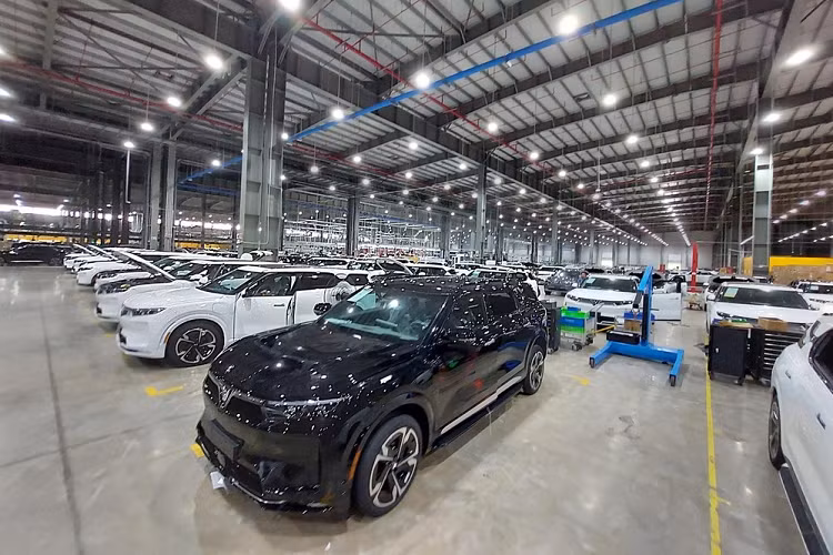 Mới đây, VinFast đã tổ chức chuyến trải nghiệm xưởng lắp ráp cho 30 khách hàng tiên phong đầu tiên đặt mua 2 mẫu ôtô điện mới của hãng xe Việt. Theo đó, những người tham quan đã bất ngờ phát hiện lượng lớn xe VinFast VF9 2023 mới với ngoại thất tương đối hoàn chỉnh.