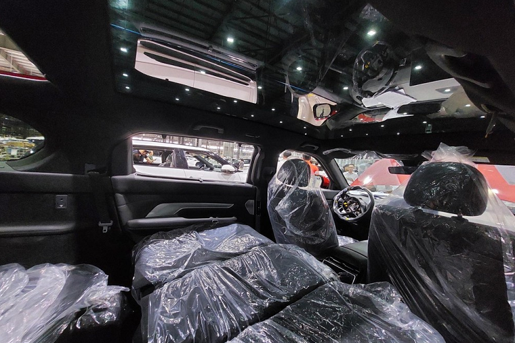 Nội thất của VinFast VF9 đậm chất hiện đại với màn hình giải trí cỡ lớn, nút bấm chuyển số tuy nhiên phần vô lăng vẫn đang để chờ, chưa lắp đặt túi khí và bảng điều khiển. Cửa sổ trời toàn cảnh bằng kính cũng là 1 trong những điểm ấn tượng của VinFast VF9.