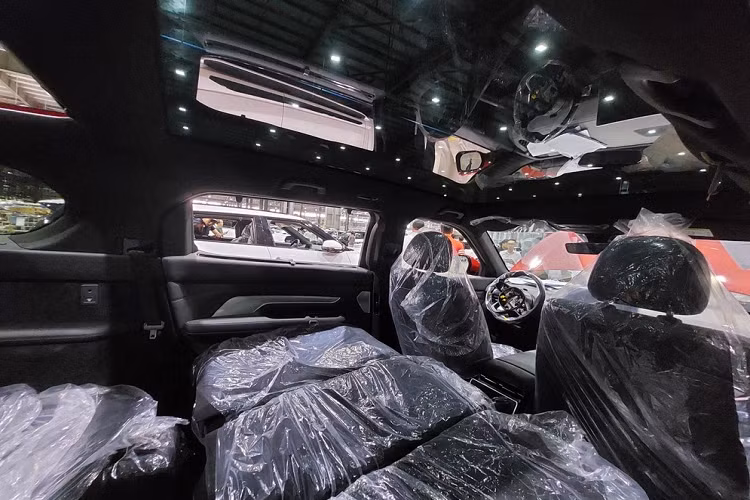 Nội thất của VinFast VF9 đậm chất hiện đại với màn hình giải trí cỡ lớn, nút bấm chuyển số tuy nhiên phần vô lăng vẫn đang để chờ, chưa lắp đặt túi khí và bảng điều khiển. Cửa sổ trời toàn cảnh bằng kính cũng là 1 trong những điểm ấn tượng của VinFast VF9.