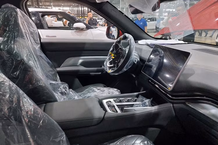 Cả 2 mẫu xe điện mới của VinFast đều sử dụng chung động cơ điện có công suất tối đa 402 mã lực và mô-men xoắn cực đại đạt 640 Nm, đi kèm hệ dẫn động 4 bánh. Tuy nhiên, VinFast VF9 lại có phạm vi hoạt động lớn hơn, cụ thể là 485 km ở bản Eco và 680 km ở bản Plus.