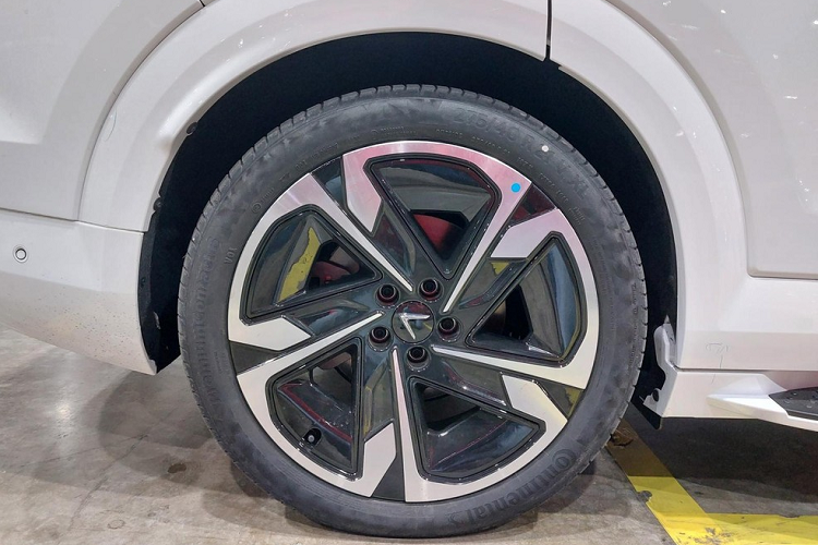 Về ngoại hình, xe có kích thước dài x rộng x cao là Eco (7 chỗ) 5.119 x 2.004 x 1.696 mm, Plus (7 chỗ) 5.119 x 2.070 x 1.696 mm, Plus (6 chỗ) 5.119 x 2.070 x 1.696 mm. Hai bản Plus sẽ có chiều rộng lớn hơn một chút so với Eco. Ngoài ra, bản Eco sẽ có trọng lượng 2.830 kg, 2 bản Plus sẽ nặng hơn với 2.866 kg. 