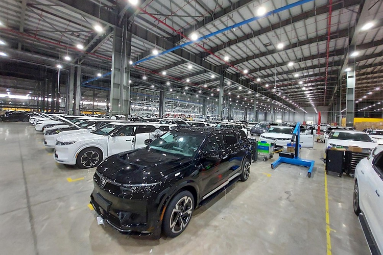 Mới đây, VinFast đã tổ chức chuyến trải nghiệm xưởng lắp ráp cho 30 khách hàng tiên phong đầu tiên đặt mua 2 mẫu ôtô điện mới của hãng xe Việt. Theo đó, những người tham quan đã bất ngờ phát hiện lượng lớn xe VinFast VF9 2023 mới với ngoại thất tương đối hoàn chỉnh.