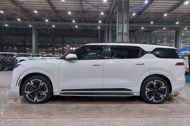 Tuy nhiên, lô xe VinFast VF9 chạy điện này có khả năng không phải dành cho thị trường Việt Nam mà là cho thị trường Mỹ, do khu vực bánh trước có dải đèn phản quang. Hốc bánh trước của những chiếc VinFast VF9 đều có dải đèn phản quang cho thấy rất có thể lô xe này là dành cho thị trường Mỹ hoặc Canada.