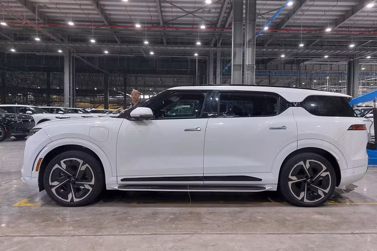 Tuy nhiên, lô xe VinFast VF9 chạy điện này có khả năng không phải dành cho thị trường Việt Nam mà là cho thị trường Mỹ, do khu vực bánh trước có dải đèn phản quang. Hốc bánh trước của những chiếc VinFast VF9 đều có dải đèn phản quang cho thấy rất có thể lô xe này là dành cho thị trường Mỹ hoặc Canada.