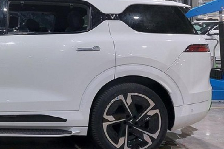 VinFast VF9 được bán ra tại Việt Nam theo hình thức cho thuê pin giống với các sản phẩm ô tô điện khác của hãng. Điều này giúp người dùng dễ dàng tiếp cận với các mẫu xe này hơn và đồng thời gạt bỏ nỗi lo về độ bền của pin do hãng sẽ thay thế miễn phí pin cho khách hàng khi dung lượng sạc xả xuống dưới 70%.