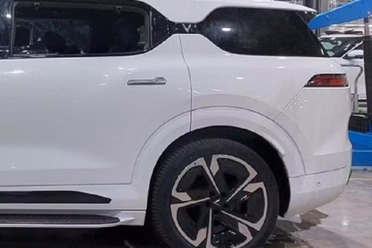 VinFast VF9 được bán ra tại Việt Nam theo hình thức cho thuê pin giống với các sản phẩm ô tô điện khác của hãng. Điều này giúp người dùng dễ dàng tiếp cận với các mẫu xe này hơn và đồng thời gạt bỏ nỗi lo về độ bền của pin do hãng sẽ thay thế miễn phí pin cho khách hàng khi dung lượng sạc xả xuống dưới 70%.