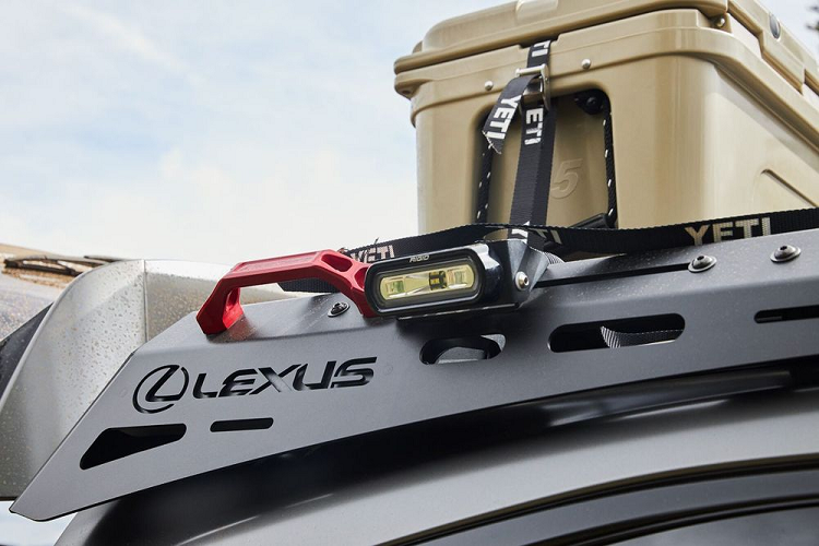 Mâm xe Vossen 20 inch chuyên dụng off-road đi kèm lốp đa địa hình BF Goodrich. Khu vực cốp xe của Lexus LX600 Alpine Lifestyle Concept được chia thành nhiều ngăn nhỏ để chứa đồ. Ngoài ra, xe còn được trang bị giá nóc Dissent để chở thêm bàn ghế dã ngoại, xẻng và hộp phụ kiện.