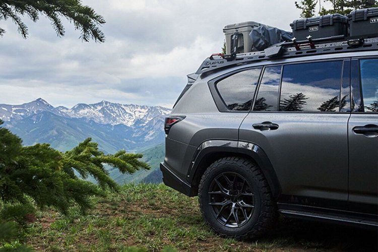 LX 600Alpine Lifestyle Concept được trang bị hàng loạt “đồ chơi” phục vụ thú vui off-road như khung bảo vệ thân Dissent, vòm bánh sợi carbon JAPS, thềm cửa nhôm và đèn LED BAR trợ sáng gắn nóc đến từ hãng Rigid Industries.