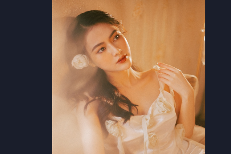 Không chỉ nhận được nhiều lời khen về diễn xuất, Việt Hoa còn sở hữu nhan sắc xinh đẹp, tự nhiên. Cách đây không lâu, nữ diễn viên sinh năm 1996 thực hiện bộ ảnh dưới nước nhận được vô số lời khen của khán giả.