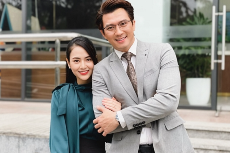 Trong phim Anh có phải đàn ông không, Việt Hoa đóng vai Lệ, vợ Minh (Hà Việt Dũng). Lệ là một người phụ nữ trẻ xinh đẹp, giỏi giang nhưng lại có chồng gia trưởng, nóng tính. Ở cơ quan, Lệ được sếp cân nhắc cho thăng chức từ trưởng nhóm đến phó phòng. Khi thấy vợ được thăng chức, Minh tỏ ra hậm hực bực tức vì thua kém vợ. 