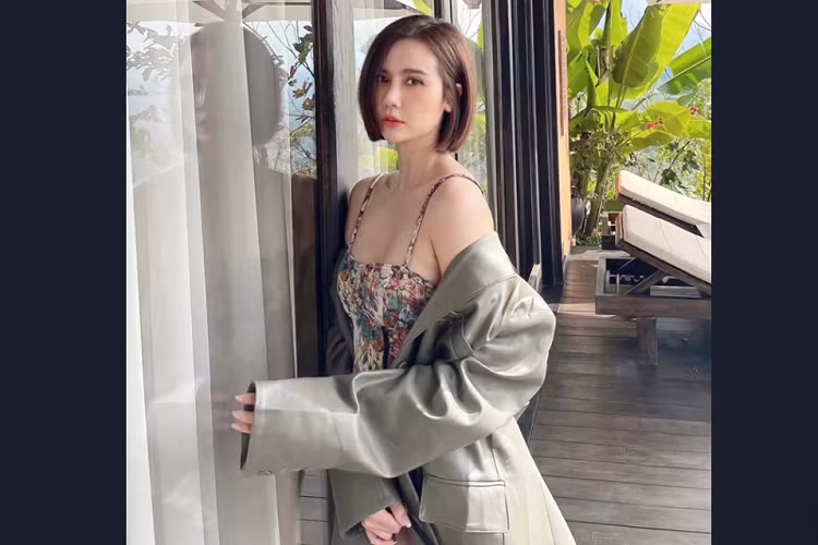 Trong Thương ngày nắng về, vai Vân Trang của Huyền Lizzie là Giám đốc marketing của một công ty thời trang. Tài giỏi, nhạy bén, Vân Trang là người sếp hoàn hảo trong mắt nhân viên và là cô con gái thành công nhất của bà Nga bán bún riêu (NSƯT Thanh Quý).