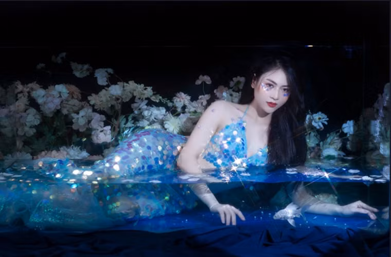 Việt Hoa sở hữu vẻ đẹp dịu dàng, mỏng manh. Trước đó, cô từng gây ấn tượng với vai Đào - em gái Phương Oanh trong Cô gái nhà người ta. Năm 2020, người đẹp 9X tái xuất màn ảnh với vai người vợ đảm đang, tháo vát trong Trở về giữa yêu thương. Nữ diễn viên quê Yên Bái tốt nghiệp ĐH Sân khấu Điện ảnh Hà Nội, hiện công tác tại Nhà hát Kịch Hà Nội. Bên cạnh công việc tại Nhà hát Kịch, Việt Hoa còn đóng phim truyền hình, để lại nhiều ấn tượng cho khán giả nhờ lối diễn xuất tự nhiên. 