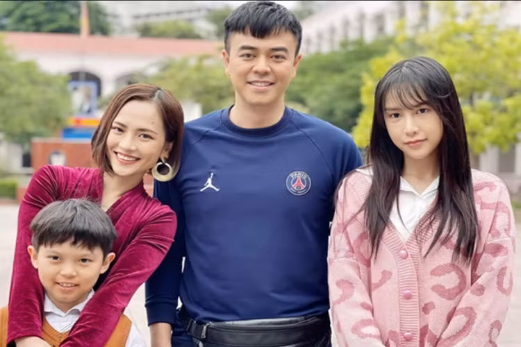 Ngoài Việt Hoa, trong phim Anh có phải đàn ông không cũng có một người vợ khác là "nữ cường" trong công việc và gia đình. Người đảm nhận vai diễn Dung - vợ Duy Anh (Tuấn Tú) chính là Thúy An. Dung là phụ nữ có sự nghiệp thành đạt, là trụ cột kinh tế của cả gia đình. Thấy vợ tất bật kinh doanh, Duy Anh đã lui về làm "hậu phương" lo chuyện nội trợ, cơm nước cho cả gia đình. 