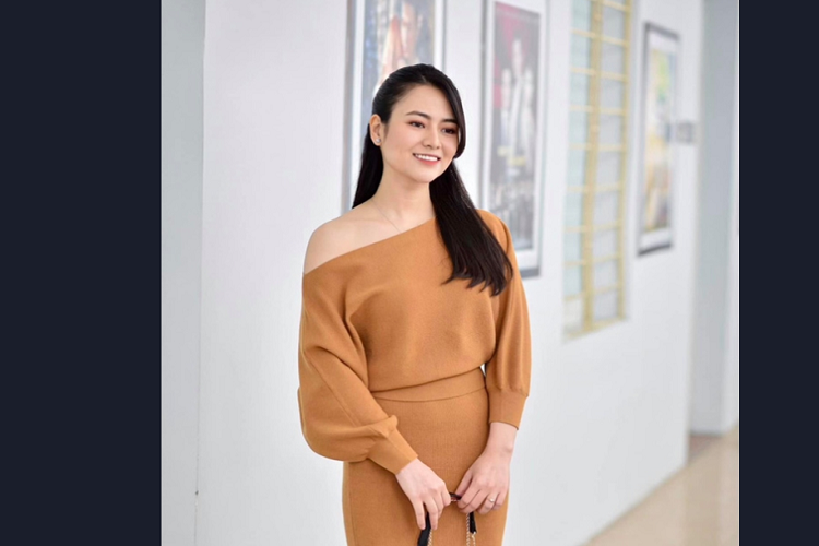 Gu thời trang của Việt Hoa trong phim cũng nhận được nhiều lời khen của khán giả. Trang phục của cô chọn vừa hiện đại, trẻ trung lại phù hợp với từng bối cảnh quay.