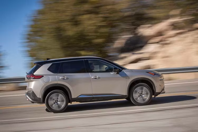 Trên đầu xe, X-Trail 2022 được trang bị lưới tản nhiệt V-Motion đặc trưng của thương hiệu Nissan với viền mạ crôm dày dặn bao quanh và có thể tự động đóng/mở để kiểm soát luồng không khí vào khoang động cơ. Bên dưới mới là đèn pha với thiết kế nằm ngang. Ngoài ra, đèn pha còn đi kèm khe gió nhỏ ở hai góc đầu xe. Tiếp đến là hốc gió trung tâm hình lục giác, tích hợp cả đèn sương mù cũng như tấm ốp gầm màu bạc.