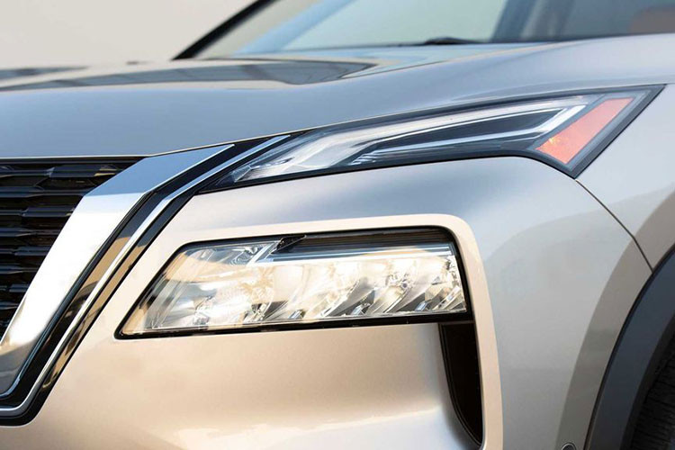 Tuy nhiên, loại động cơ này cũng có những nhược điểm như số lượng xi-lanh xếp 2 bên không đều nên hoạt động kém ổn định. Bên cạnh đó, động cơ 3 xi-lanh còn thường ồn hơn. Do đó, người tiêu dùng Trung Quốc không thực sự mặn mà với loại động cơ này. Trừ động cơ, Nissan X-Trail động cơ tăng áp 2.0L mới không có gì thay đổi về thiết kế.