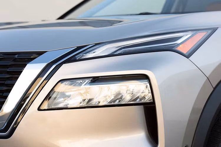 Tuy nhiên, loại động cơ này cũng có những nhược điểm như số lượng xi-lanh xếp 2 bên không đều nên hoạt động kém ổn định. Bên cạnh đó, động cơ 3 xi-lanh còn thường ồn hơn. Do đó, người tiêu dùng Trung Quốc không thực sự mặn mà với loại động cơ này. Trừ động cơ, Nissan X-Trail động cơ tăng áp 2.0L mới không có gì thay đổi về thiết kế.