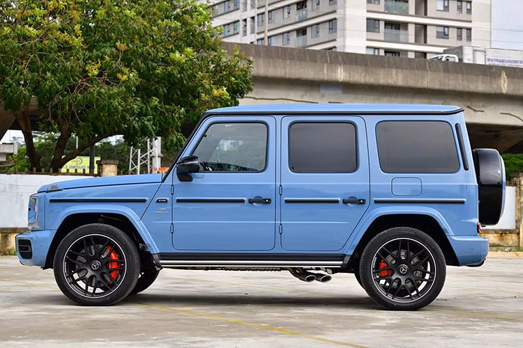 Nằm bên dưới nắp capô của Mercedes-AMG G63 mang màu sơn China Blue cùng nội thất cam Hermes vẫn là khối động cơ xăng V8, tăng áp kép, dung tích 4.0 lít mới nhất. Động cơ này tạo ra công suất tối đa 585 mã lực tại tua máy 6.000 vòng/phút và mô-men xoắn cực đại 850 Nm tại dải tua máy 2.500 - 3.500 vòng/phút.