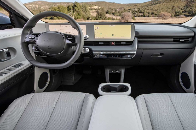 Ở bản Prime, Hyundai Ioniq 5 chỉ được trang bị đèn pha LED thông thường, dải đèn LED định vị ban ngày, tay nắm cửa chỉnh cơ, đèn hậu LED với thiết kế điểm ảnh (pixel), cánh gió mui tích hợp đèn phanh LED trên cao, vành hợp kim 19 inch và đèn sương mù sau.