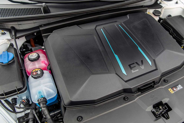 Ở bản Prime Long Range, xe có thể chạy được quãng đường 481 km còn Signature Long Range là 451 km.