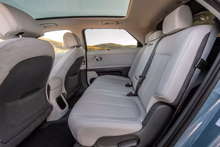 Còn với bản Long Range, xe dùng mô-tơ điện có công suất tối đa 160 kW (215 mã lực) và mô-men xoắn cực đại 350 Nm cùng pin 72,6 kWh.