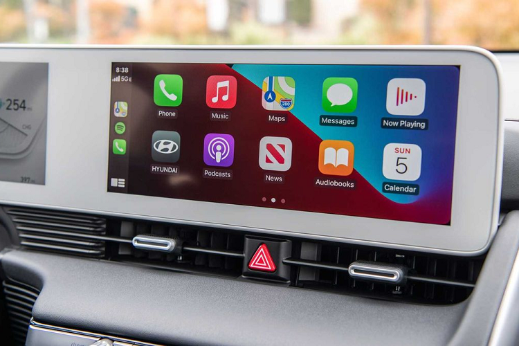 Về truyền động, Hyundai Ioniq 5 bản Standard Range sử dụng mô-tơ điện mạnh 125 kW (khoảng 168 mã lực) và 350 Nm, kết hợp với pin 58 kWh cho tầm hoạt động tối đa 384 km sau khi sạc đầy. Khi dùng sạc nhanh DC, xe mất 46 phút để sạc đầy và 5 tiếng với sạc AC của xe là.