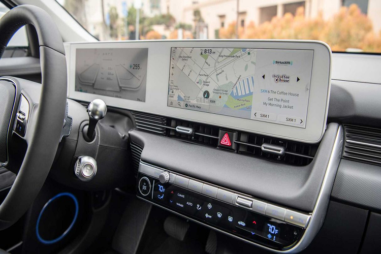 Trong khi đó bản Signature có đèn pha LED dạng điểm ảnh, đèn sương mù LED phía trước và tay nắm cửa tự động.