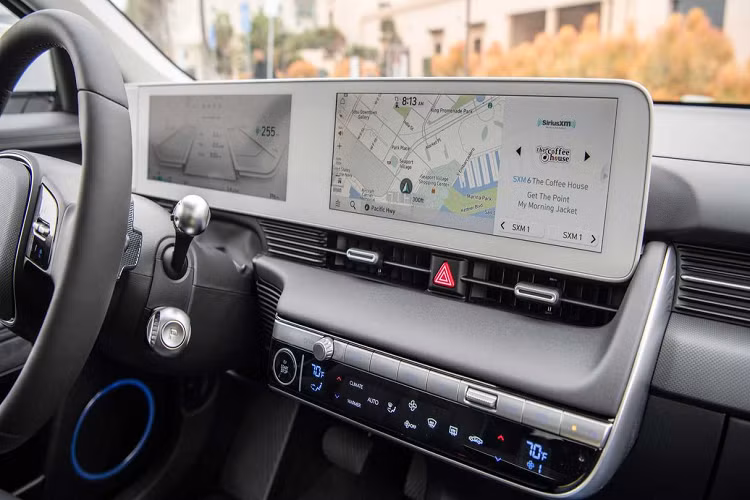 Trong khi đó bản Signature có đèn pha LED dạng điểm ảnh, đèn sương mù LED phía trước và tay nắm cửa tự động.