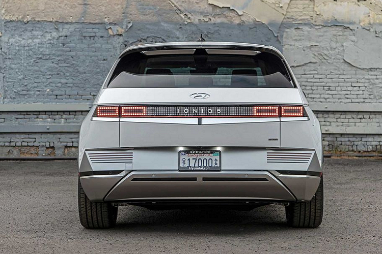 Thời gian sạc pin của 2 bản Long Range đều vào khoảng 6 tiếng với sạc AC và 57 phút với sạc DC.