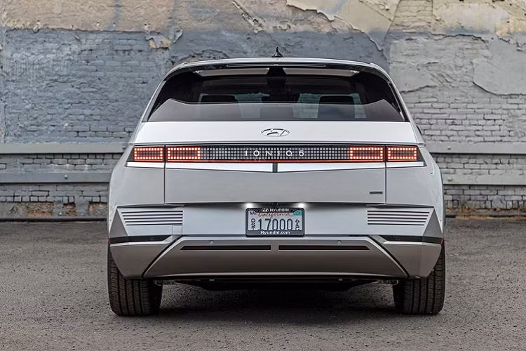 Thời gian sạc pin của 2 bản Long Range đều vào khoảng 6 tiếng với sạc AC và 57 phút với sạc DC.