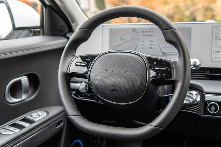 Còn riêng bản Long Range của Hyundai Ioniq 5 Signature được trang bị vành hợp kim 20 inch. Các tiện ích bên trong Hyundai Ioniq 5 có thể kể đến như: cặp màn hình 12,3 inch trong đó màn hình trung tâm là loại cảm ứng hỗ trợ Apple CarPlay và Android Auto, vô lăng gật gù bọc da tích hợp lẫy chuyển số thể thao, gương chiếu hậu chỉnh tay, chế độ lái 1 bàn đạp i-Pedal, khởi động máy từ xa, điều hòa tự động 2 vùng, ghế lái chỉnh điện, ghế sau gập 60:40, hệ thống đèn viền nội thất, hệ thống âm thanh 6 loa, kết nối Bluetooth, ra lệnh bằng giọng nói,… .